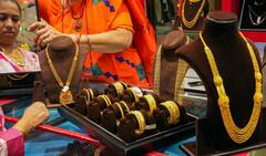 Gold Price Today : সপ্তাহের মাঝে সোনার দামে হেরফের, সস্তা হল নাকি দাম বাড়ল ?