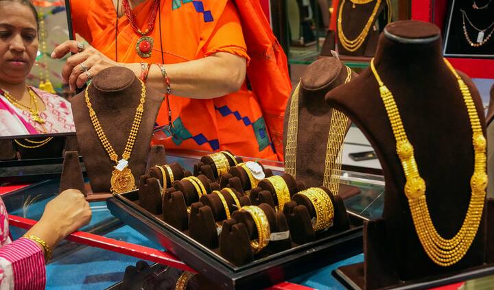 উৎসবের মরসুম সামনেই। তারপর বিয়ের লগ্ন শুরু। তাই সোনার গয়না কিনে রাখেন অনেকে আগে ভাগেই। বেশ কিছুদিন ধরেই সোনার প্রতি গ্রামের দাম ৬ হাজারের নিচেই।