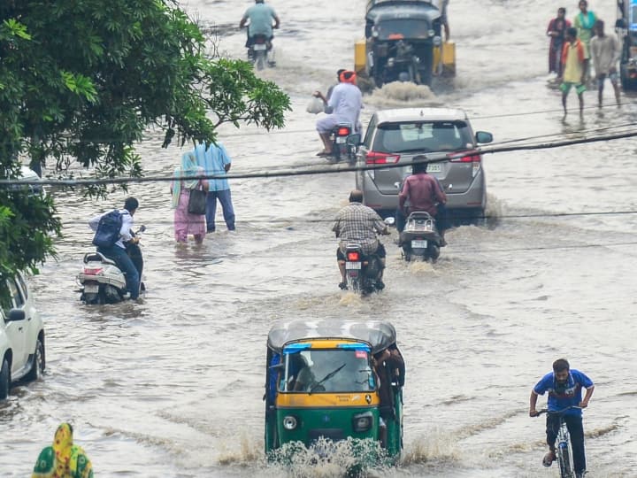 Delhi Flood Yamuna water flowing above danger mark heavy rains in Delhi NCR increase everyone's problems today Delhi Floods: खतरे के निशान से ऊपर बह रहा यमुना का पानी, Delhi NCR में मूसलाधार बारिश बढ़ाएगी सबकी ​मुश्किलें