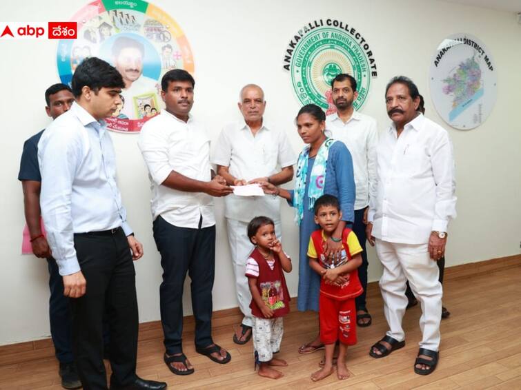 AP Minister Gudivada Amarnath gives Rs 25 lakh exgratia checques to Sahithi Pharma victim Families Gudivada Amarnath: సాహితీ ఫార్మా మృతుల కుటుంబాలను ఆదుకున్న ప్రభుత్వం, రూ.25 లక్షల చెక్కులు అందజేత