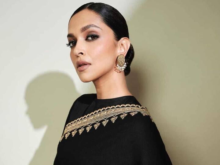 ক্য়াজুয়াল লুক থেকে যে কোনও সাজে এই সেলিব্রিটিদের ফ্রেমবন্দি করার জন্য় বিমানবন্দরে হাজিরও থাকেন ফটোশিকারিরা। এই তালিকায় আছেন অভিনেত্রী দীপিকা পাড়ুকোন।