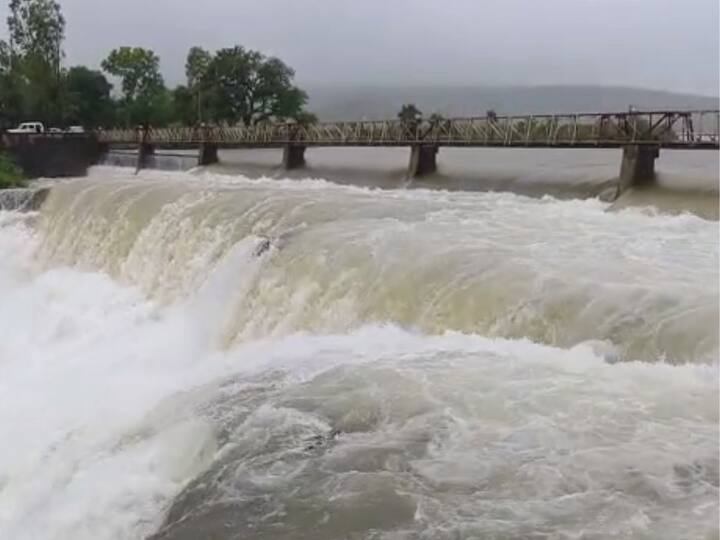 त्यामुळे पंचगंगा नदी इशारा पातळी ओलांडण्याची शक्यता आहे.