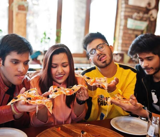 ਖਾਣਾ ਸਾਂਝਾ ਕਰਦੇ ਹੋਏ, ਲੋਕ ਆਮ ਤੌਰ 'ਤੇ ਇਕ ਦੂਜੇ ਦਾ ਭੋਜਨ ਖਾਂਦੇ ਹਨ। ਜੇਕਰ ਤੁਸੀਂ ਵੀ ਬਿਨ੍ਹਾਂ ਕਿਸੇ ਸੰਗ ਦੇ ਕਿਸੇ ਦਾ ਵੀ ਜੂਠਾ ਖਾ ਲੈਂਦੇ ਹੋ ਤਾਂ ਹੁਣ ਤੁਹਾਨੂੰ ਸਾਵਧਾਨ ਰਹਿਣ ਦੀ ਲੋੜ ਹੈ।