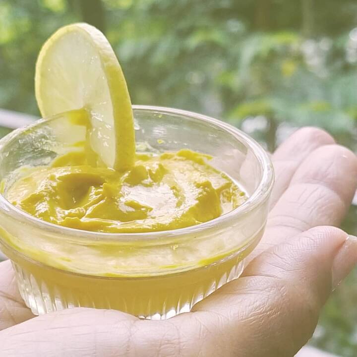 उबटन लगाने के लिए चेहरे से मेकअप या गंदगी को हटाने के लिए अच्छी तरह से साफ कर लें. आंखों के नाजुक क्षेत्र को बचाते हुए अब उबटन पेस्ट से अपने चेहरे और गर्दन पर सर्कुलर मोशन में धीरे-धीरे मालिश करें.उबटन को लगभग 15-20 मिनट तक अपनी त्वचा पर लगा रहने दें.