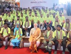 IN PICS: ਪ੍ਰਗਤੀ ਮੈਦਾਨ 'ਚ IECC ਕਨਵੈਂਸ਼ਨ ਸੈਂਟਰ ਬਣਾਉਣ ਵਾਲੇ ਮਜ਼ਦੂਰਾਂ ਨੂੰ ਇਦਾਂ ਮਿਲੇ ਪੀਐਮ ਮੋਦੀ, ਦੇਖੋ ਤਸਵੀਰਾਂ