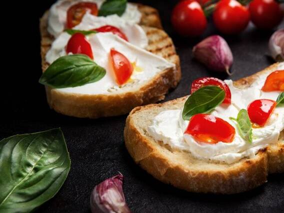 Mozzarella Bruschetta: शाम के स्नैक्स में कुछ क्रंची खाने का है मन तो एक बार जरूर चखें मोज़ेरेला Bruschetta  का स्वाद