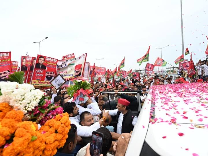 उत्तर प्रदेश में समाजवादी पार्टी प्रमुख अखिलेश यादव (Akhilesh Yadav) बीते कुछ दिनों में नई रणनीति के साथ नजर आ रहे हैं. पहले गठबंधन के मोर्चे पर उन्होंने अलग संदेश दिया.