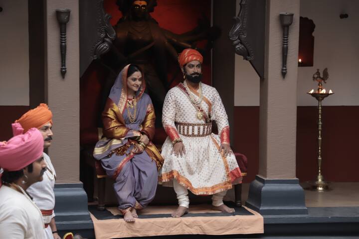 अभिनेता चिन्मय मांडलेकरने (Chinmay Mandlekar) 'मावळं जागं झालं रं' (Maval Jaga Zala Re) या गाण्याची झलक सोशल मीडियावर शेअर केली आहे.