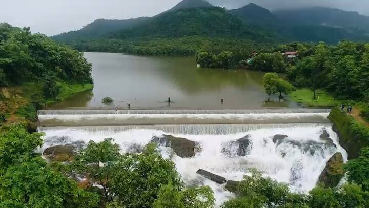 सह्याद्रीच्या कुशीतील कणकवलीतील हरकुळ धरणही 100 टक्के भरुन वाहत आहे.