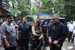 The Kashmir Files Unreported की रिलीज से पहले पत्नी के साथ शंकराचार्य मंदिर पहुंचे विवेक अग्निहोत्री, तस्वीरें शेयर कर लिखी ये बात