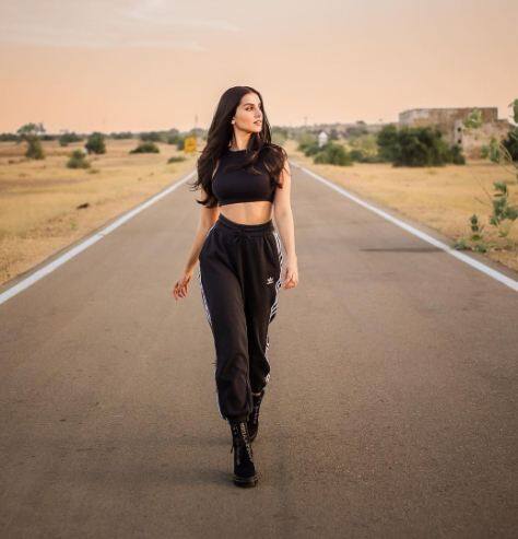 Joggers  ਆਪਣੇ Look ਨੂੰ ਫੈਸ਼ਨੇਬਲ ਦਿਖਾਉਣ ਲਈ ਤੁਸੀਂ Joggers ਨੂੰ ਕਿਸੇ ਵੀ ਤਰ੍ਹਾਂ ਦੇ Top ਨਾਲ ਪਾ ਸਕਦੇ ਹੋ ਤੇ ਆਰਾਮਦਾਇਕ ਮਹਿਸੂਸ ਕਰ ਸਕਦੇ ਹੋ। ਇਹ ਗਰਮੀਆਂ ਵਿੱਚ ਤੁਹਾਡੇ Look ਨੂੰ ਚਾਰ ਚੰਦ ਲਾਉਂਦੀ ਹੈ। ਜਿਵੇਂ ਇਸ ਤਸਵੀਰ ਵਿੱਚ ਨਜ਼ਰ ਆ ਰਿਹਾ ਹੈ।