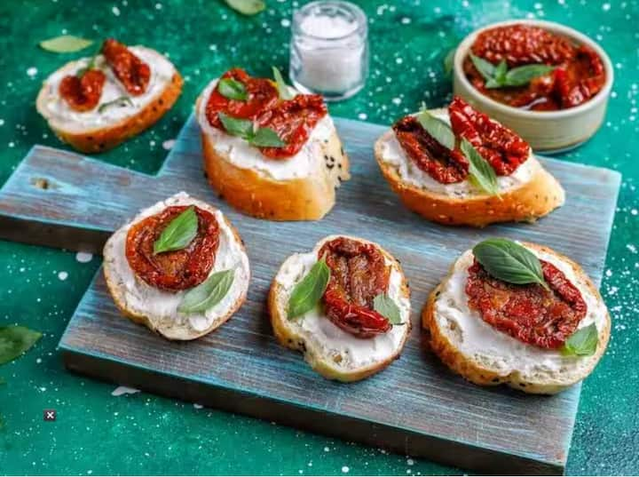 संध्याकाळच्या स्नॅक्समध्ये कुरकुरीत  काहीतरी खायचे असेल तर एकदा Mozzarella Bruschetta ट्राय करा