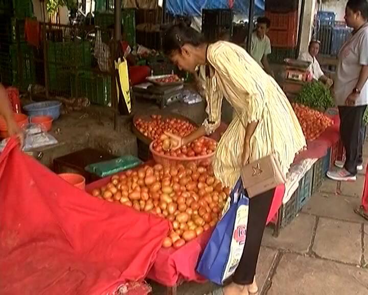 Housewives express outrage as vegetable prices rise, 500 note goes away after buying three vegetables શાકભાજીના ભાવ વધતા ગૃહિણીઓ લાલધૂમ, ત્રણ શાક લઈ એટલે 500 ની નોટ જતી રહે છે