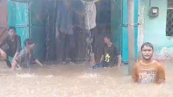 . पश्चिम महााष्ट्रातील पुणे आणि सातारा जिल्ह्यासाठी आज पावसाचा रेड अलर्ट जारी करण्यात आलाय. तर गडचिरोली, गोंदिया आणि नांदेडजिल्ह्यासाठी पावसाचा ऑरेंज अवर्ट जारी करण्यात आलाय.