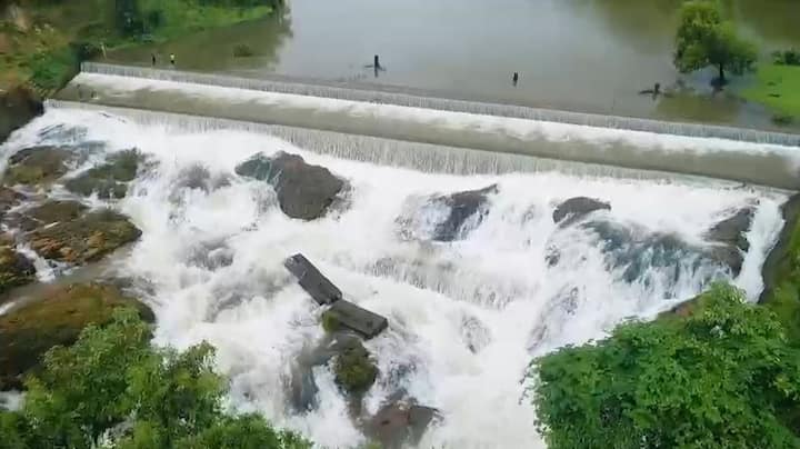 सह्याद्रीच्या कुशीतील कणकवलीतील हरकुळ धरणही 100 टक्के भरुन वाहत आहे.