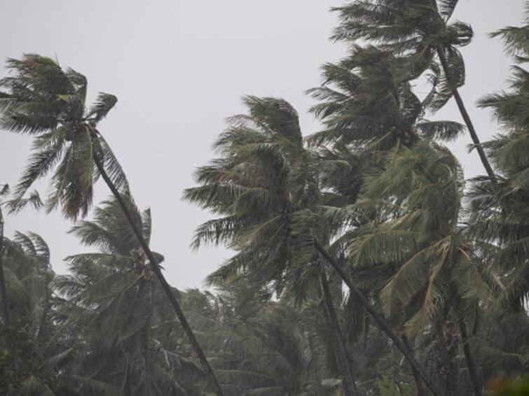 Typhoon Doksuri Blows Off Roofs, Displaces Thousands Of People In Northern Philippines Typhoon Doksuri Blows Off Roofs, Displaces Thousands Of People In Northern Philippines