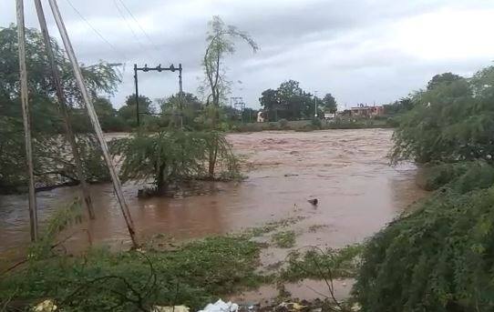 हवामान विभागानं दिलेल्या माहितीनुसार आजही राज्याच्या विविध भागात मुसळधार पावसाची शक्यता आहे.