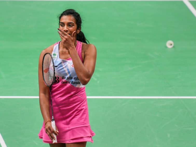 Indian star shuttler P.V.Sindhu loses again in japan open badminton P.V.Sindhu in Japan Open: ஜப்பான் ஓபனிலும் தோல்வி.. ஆட்டம் காணும் ஒலிம்பிக் மங்கை..வெற்றிக்கனியை எப்போது பறிப்பார் சிந்து?