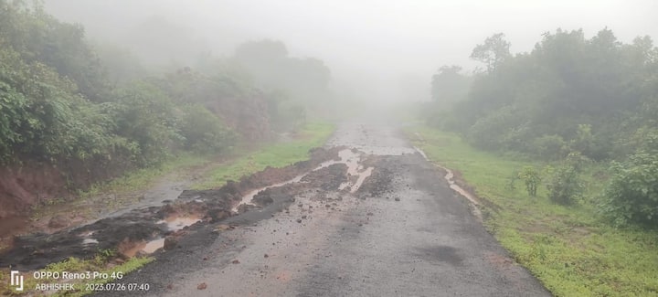 Satara News:   कासकडे घाटाईदेवी मार्गे जाणाऱ्या रस्त्याला मधोमध भेग पडली आहे.