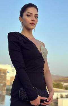 Mehreen : 'என்தாரா என்தாரா நீயே என் தாரா..’ ஸ்டைலிஷ் உடையில் அசத்தும் மெஹ்ரீன் பிர்சாடா!