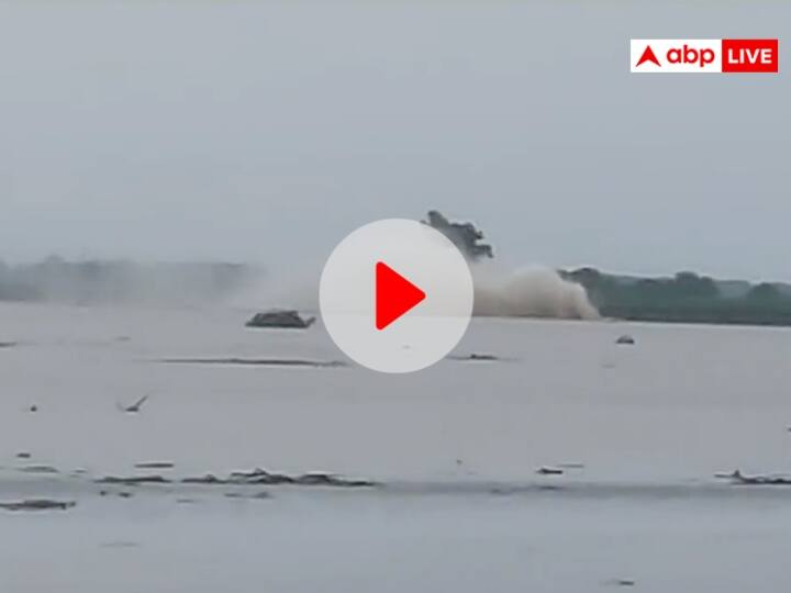 Baghpat Indian Oil gas pipeline bursts in Yamuna River in Jagos village Watch Video Gas Pipeline Explodes: यमुना नदी में फटी गैस पाइपलाइन, पानी के बीच उठने लगा धुंआ, मची अफरा-तफरी