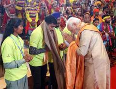 IN PICS: ਪ੍ਰਗਤੀ ਮੈਦਾਨ 'ਚ IECC ਕਨਵੈਂਸ਼ਨ ਸੈਂਟਰ ਬਣਾਉਣ ਵਾਲੇ ਮਜ਼ਦੂਰਾਂ ਨੂੰ ਇਦਾਂ ਮਿਲੇ ਪੀਐਮ ਮੋਦੀ, ਦੇਖੋ ਤਸਵੀਰਾਂ