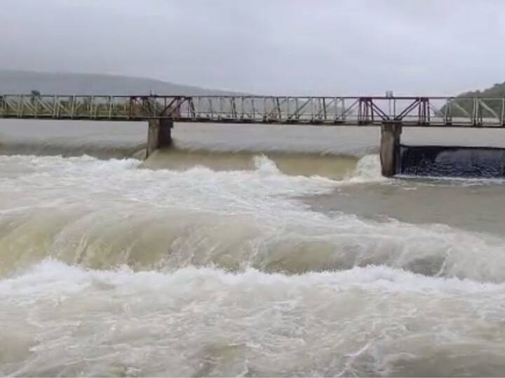 दहा वाजून 3 मिनिटांनी 3 व दहा वाजून सहा मिनिटांनी 4 असे दरवाजे उघडले.