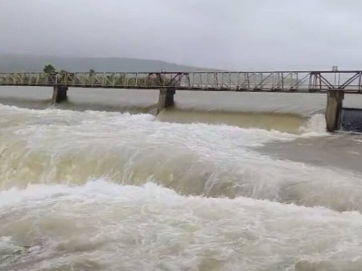 धरण पाणलोट क्षेत्रात पावसाची संततधार असल्याने राधानगरी धरण 100 टक्के भरले आहे.