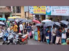 Gruha Lakshmi Scheme 2023 : बेळगावात गृहलक्ष्मी योजनेचा अर्ज भरण्यासाठी महिलांच्या लांबच लांब रांगा