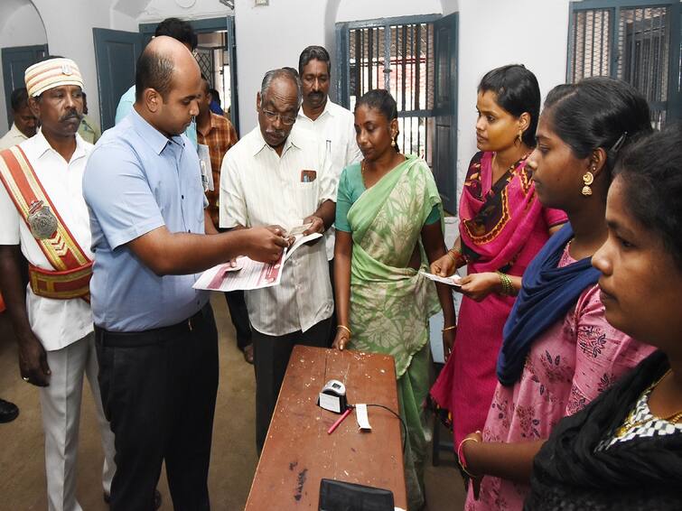 Application uploading for kalaignar urimai thogai has started in Thanjavur தஞ்சாவூரில் கலைஞர் மகளிர் உரிமைத் தொகைக்கான விண்ணப்பப் பதிவேற்றம் தொடக்கம்