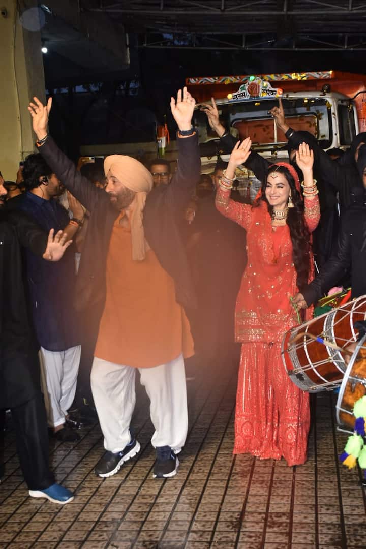 ‘गदर 2’ के ट्रेलर लॉन्च इवेंट में सनी देओल और अमीषा पटेल नहीं बल्कि फैंस को तारा सिंह और सकीना की झलक देखने को मिली है.