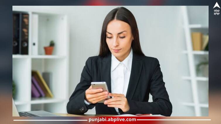 The woman was fired for using the phone during duty, a debate broke out on the Internet, what is your opinion? ਡਿਊਟੀ ਦੌਰਾਨ ਫੋਨ ਵਰਤਣ 'ਤੇ ਔਰਤ ਨੂੰ ਨੌਕਰੀ ਤੋਂ ਕੱਢਿਆ, ਇੰਟਰਨੈੱਟ 'ਤੇ ਛਿੜੀ ਬਹਿਸ, ਦੱਸੋ ਤੁਹਾਡੀ ਕੀ ਰਾਏ?