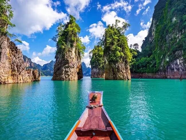 Thailand Tour:  થાઈલેન્ડ વિશ્વનું એક મુખ્ય પ્રવાસન સ્થળ છે. તે દક્ષિણ-પૂર્વ એશિયામાં સ્થિત છે. અહીં દર વર્ષે લાખો પ્રવાસીઓ મુલાકાત લેવા આવે છે.