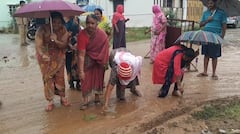 ஆட்சியர் அலுவலகம் எதிரே உள்ள சாலைக்கே இந்த நிலைமையா..? - சாலையில் நாற்று நட்டிய பொதுமக்கள்