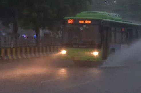 Delhi Rain: तूफानी बारिश में डूबा दिल्ली-NCR! जाम से लोग बेहाल, तस्वीरों में देखें कब मिलेगी राहत