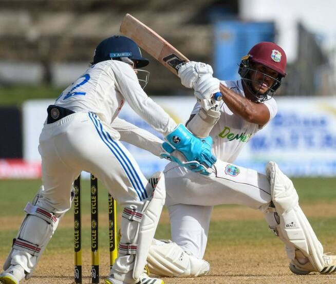 பின்னர் தனது முதல் இன்னிங்ஸை தொடங்கிய வெஸ்ட் இண்டீஸ் அணி 255 ரன்கள் எடுத்து ஆல் அவுட் ஆனது.