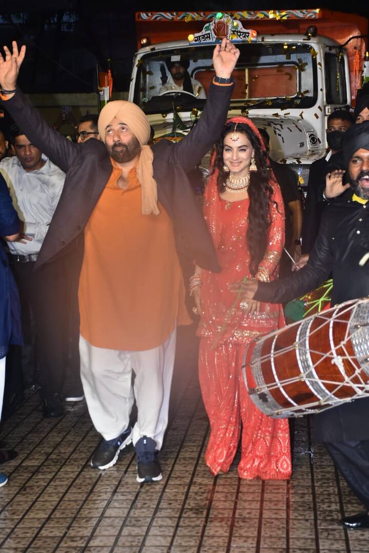 इस स्पेशल इवेंट के लिए सनी देओल ने ऑरेंज कलर का कुर्ता, व्हाइट पठानी सलवार और ऊपर कोट पहना हुआ है. साथ ही एक्टर की पगड़ी उनका लुक और सुंदर बना रही हैं.