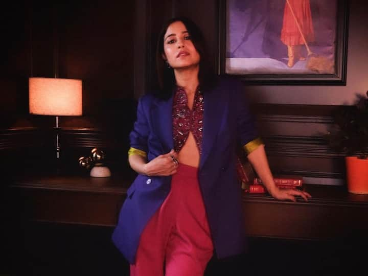 Mirzapur actor Shweta Tripathi treated her fans with a new set of pictures. Shweta wore a red co-ord outfit which she completed with a blue blazer