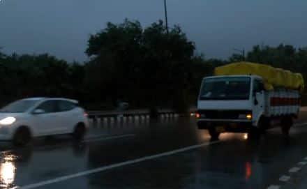 Delhi Rain: तूफानी बारिश में डूबा दिल्ली-NCR! जाम से लोग बेहाल, तस्वीरों में देखें कब मिलेगी राहत