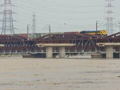 दिल्ली, नोएडा सहित पूरे NCR में बारिश से बिगड़े हालात, जाम और जलभराव से बाहर निकलना दुश्वार