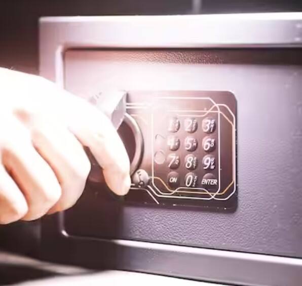 Bank Locker Rules: ਇਨ੍ਹਾਂ ਲਾਕਰਾਂ ਵਿੱਚ ਆਪਣਾ ਕੀਮਤੀ ਸਮਾਨ ਰੱਖਣ ਲਈ, ਗਾਹਕਾਂ ਨੂੰ ਹਰ ਸਾਲ ਬੈਂਕਾਂ ਨੂੰ ਇੱਕ ਨਿਸ਼ਚਿਤ ਰਕਮ ਅਦਾ ਕਰਨੀ ਪੈਂਦੀ ਹੈ। ਇਹ ਮੁਫਤ ਲਾਕਰ ਦੇ ਸਾਈਜ਼ ਅਤੇ ਬੈਂਕ ਕਿੱਥੇ ਸਥਿਤ ਹੈ 'ਤੇ ਨਿਰਭਰ ਕਰਦਾ ਹੈ।