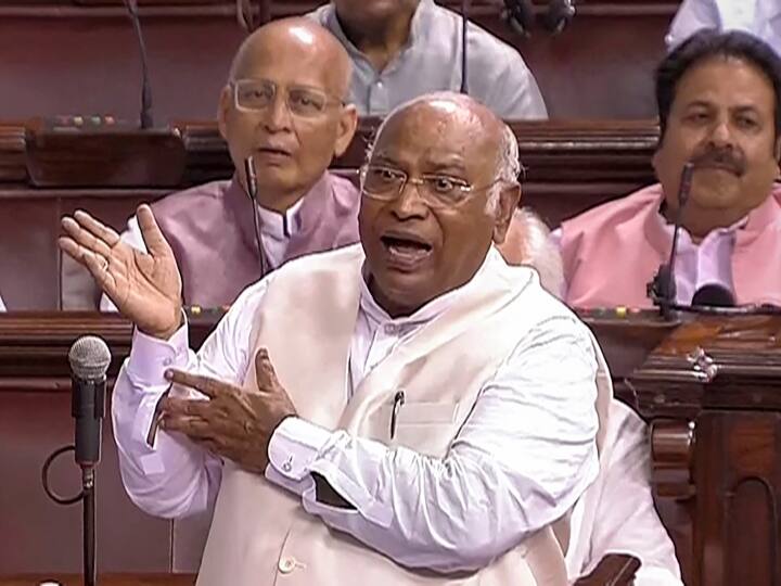 monsoon session 2023 mallikarjun kharge says mice close was insulted 'मेरा माइक बंद किया गया', हंगामे के बीच राज्यसभा में मल्लिकार्जुन खरगे बोले- अपमान हुआ