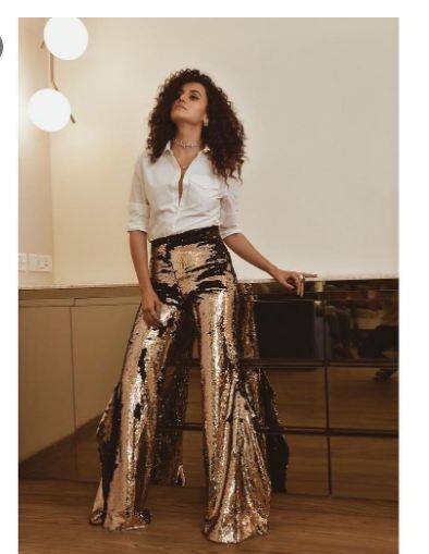 Metallic Pants  ਗਰਮੀਆਂ ਵਿੱਚ ਕਿਸੇ ਸਮਾਗਮ ਵਿੱਚ ਜਾਣ ਲਈ ਹਰ ਕੋਈ ਕੱਪੜਿਆਂ ਨੂੰ ਲੈ ਕੇ ਪਰੇਸ਼ਾਨ ਹੋ ਜਾਂਦਾ ਹੈ ਕਿ ਗਰਮੀਆਂ ਦੇ ਮੌਸਮ ਵਿੱਚ ਕਿਸੇ ਪ੍ਰੋਗਰਾਮ ਵਿੱਚ ਕੀ ਪਾਇਆ ਜਾਵੇ ਤੇ ਕੀ ਨਾ ਪਾਇਆ ਜਾਵੇ। ਜਿਸ ਵਿੱਚ ਗਰਮੀ ਨਾ ਲੱਗੇ ਤੇ ਆਰਾਮਦਾਇਕ ਵੀ ਮਹਿਸੂਸ ਕੀਤਾ ਜਾਵੇ ਇਸ ਦੌਰਾਨ ਤੁਸੀਂ Metallic Pants ਕਿਸੇ ਵੀ ਸ਼ਰਟ ਜਾਂ ਟੌਪ ਨਾਲ ਪਾ ਕੇ ਆਪਣੀ ਦਿਖ ਨੂੰ ਸ਼ਾਨਦਾਰ Look ਦੇ ਸਕਦੇ ਹੋ।