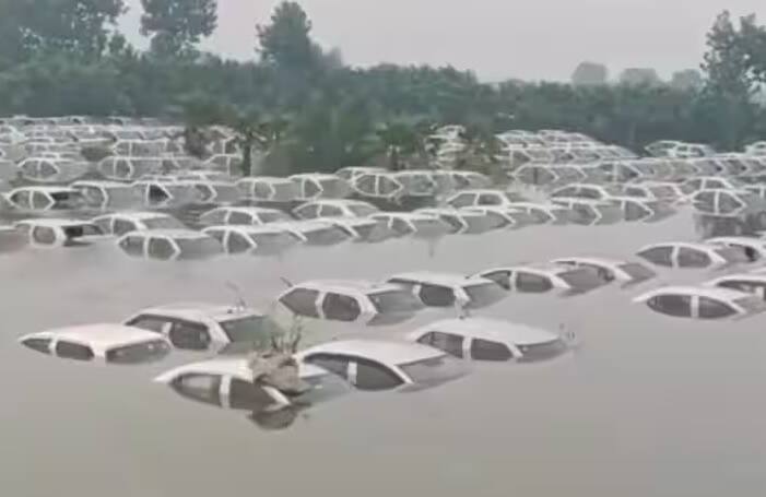 Watch: 500 vehicles submerged in Greater Noida Hindon River Flood: નોઇડામાં એક સાથે 500 કાર તરતી હોય તેવો વીડિયો વાયરલ, હિંડન નદીમાં જળસ્તર વધતા લોકો મુશ્કેલીમા