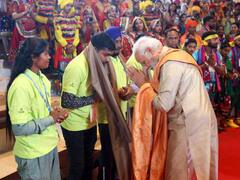 IN PICS: प्रगति मैदान में IECC कन्वेंशन सेंटर बनाने वाले मजदूरों से यूं मिले पीएम मोदी, खुद शेयर की तस्वीरें