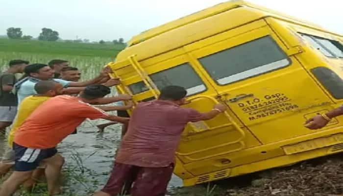 School bus overturned in Gurdaspur , the children were brought out safely Gurdaspur News : ਬੱਚਿਆਂ ਨਾਲ ਭਰੀ ਸਕੂਲ ਬੱਸ ਖੇਤ 'ਚ ਪਲਟੀ, ਬੱਚਿਆਂ ਨੂੰ ਸੁਰੱਖਿਅਤ ਕੱਢਿਆ ਬਾਹਰ