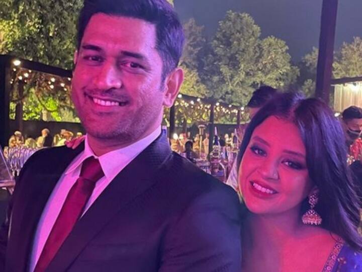 फिल्मों में एक्शन करते नजर आएंगे MS Dhoni? पत्नी साक्षी बोलीं- उन्हें कैमरे से डर नहीं लगता MS Dhoni is open to acting wife Sakshi Dhoni reveals फिल्मों में एक्शन करते नजर आएंगे MS Dhoni? पत्नी साक्षी बोलीं- उन्हें कैमरे से डर नहीं लगता