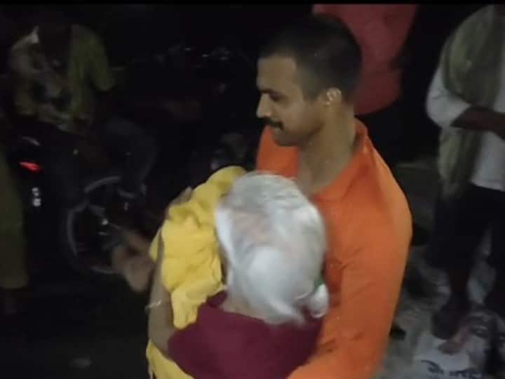 Greater Noida flood NDRF and Police rescue 100-year-old woman with her family Greater Noida में बाढ़ के बीच परिवार के साथ फंसी 100 साल की बुुजुर्ग, NDRF और पुलिस ने ऐसे किया रेस्क्यू