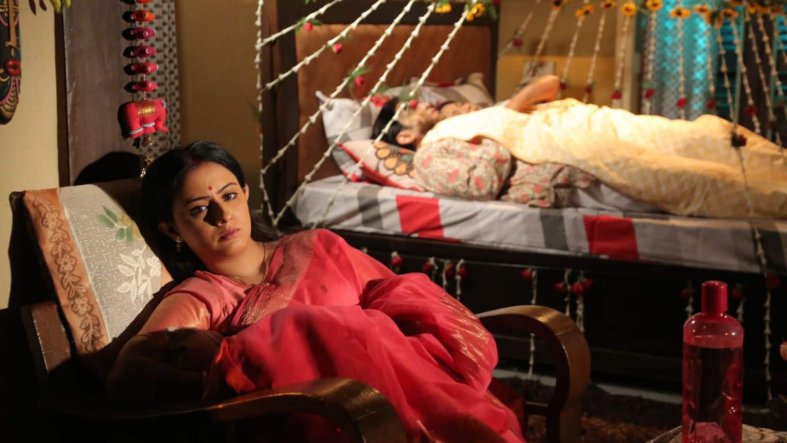 Kar Kache Koi Moner Kotha: Manali De new bengali serial brutally trolled over its story line, know in details | Kar Kache Koi Moner Kotha: ফুলশয্যার খাটে মায়ের সঙ্গে ছেলে, নায়িকা সোফায়!