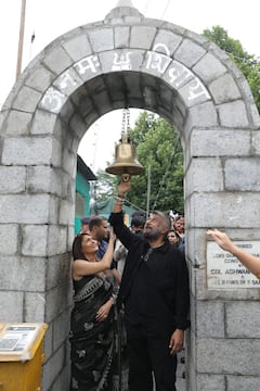 The Kashmir Files Unreported की रिलीज से पहले पत्नी के साथ शंकराचार्य मंदिर पहुंचे विवेक अग्निहोत्री, तस्वीरें शेयर कर लिखी ये बात